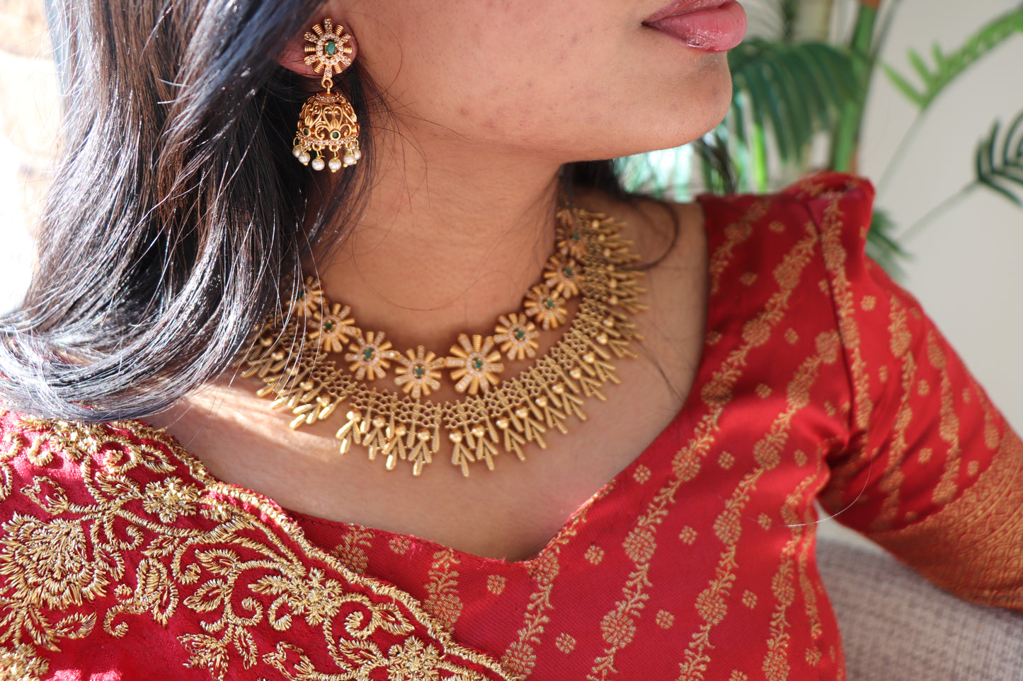Elegant Gold Choker Necklace
Set