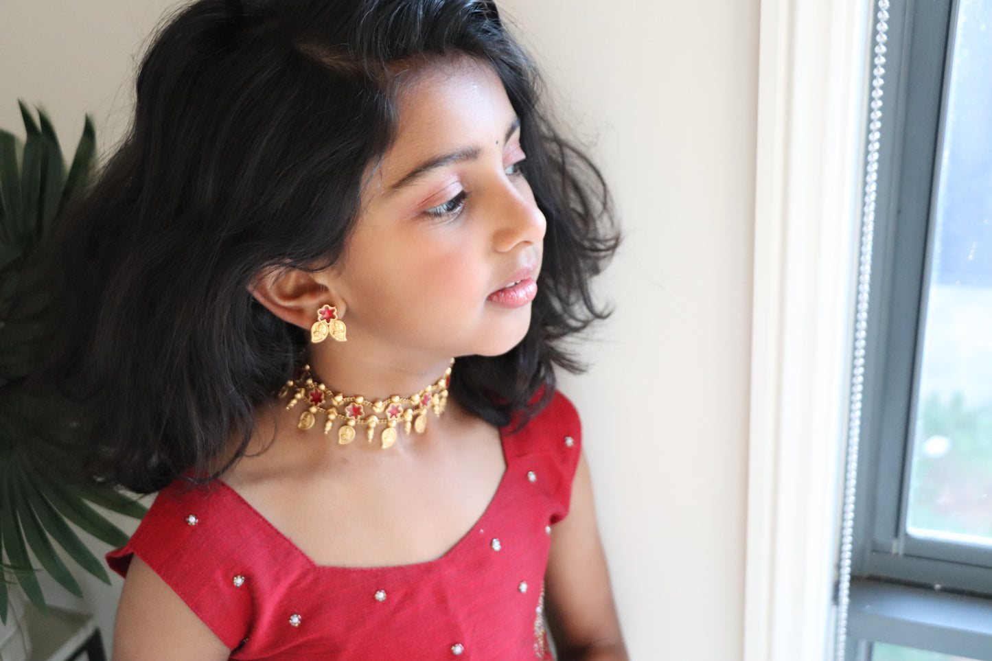 Golden chocker