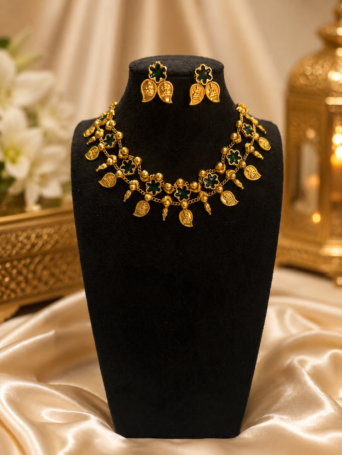 Golden chocker