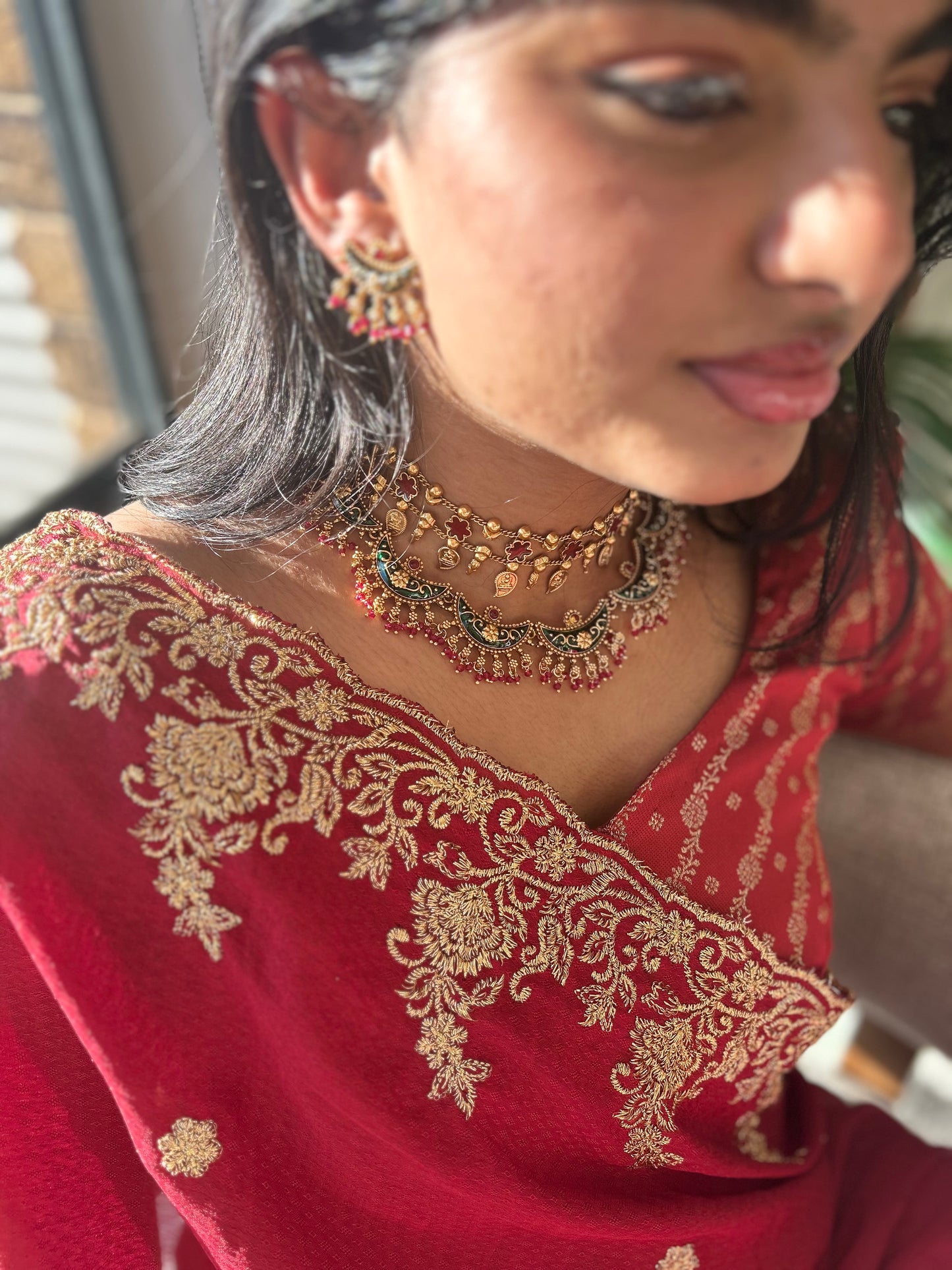 Golden chocker