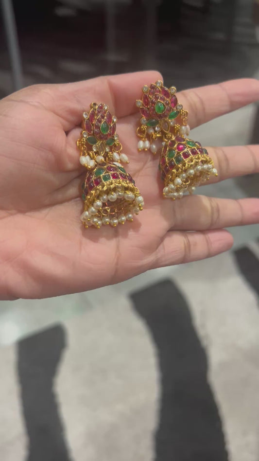 Gulabi jhumka